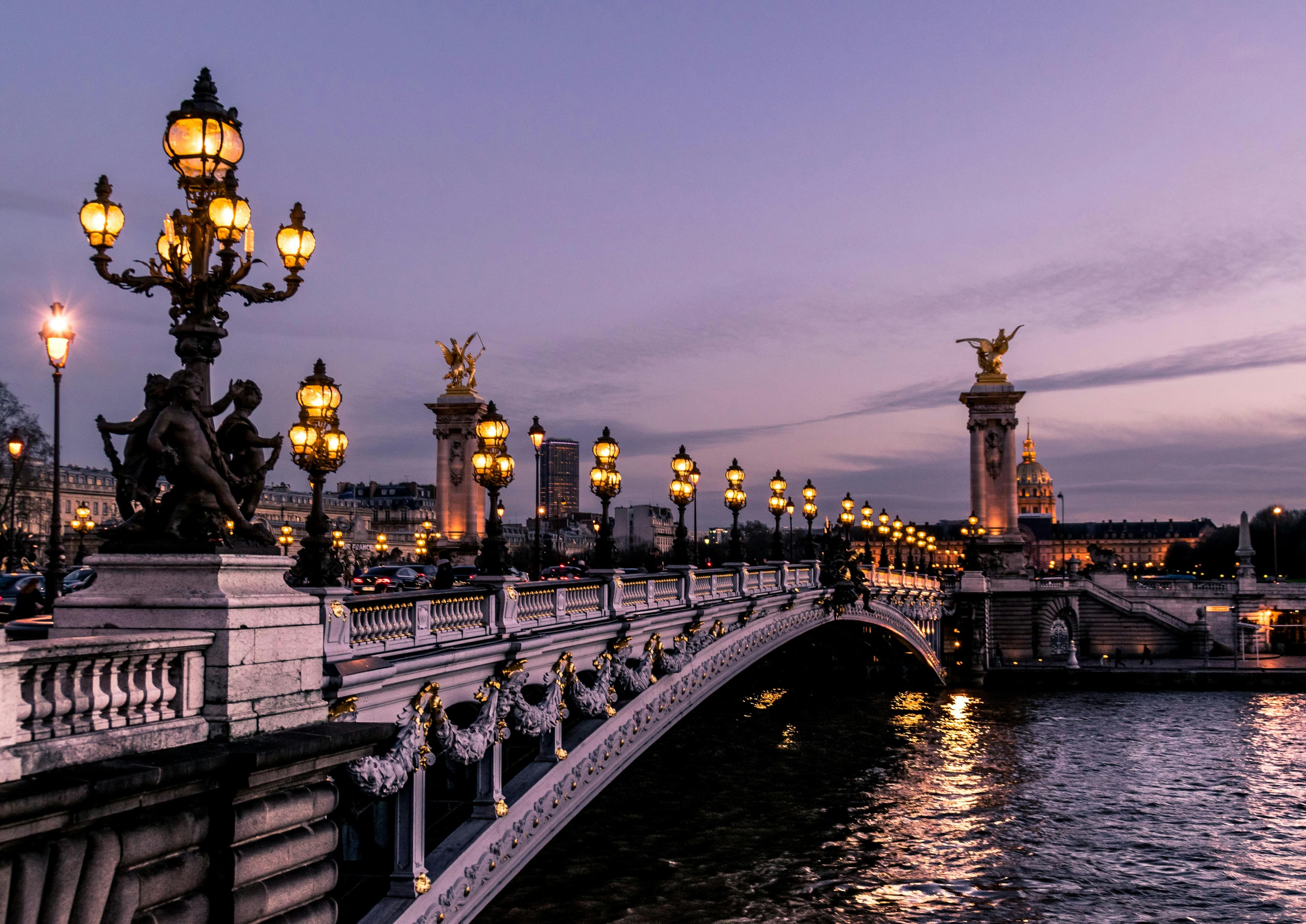Puente Alejandro III iluminado al atardecer en París